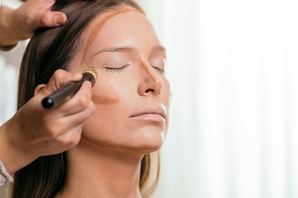 Quelle technique de contouring est la plus adaptée pour un visage rond ?