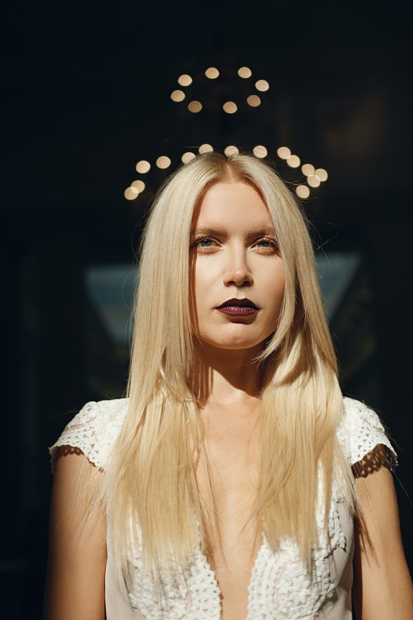 Comment styliser une tenue monochrome avec des accessoires contrastants?